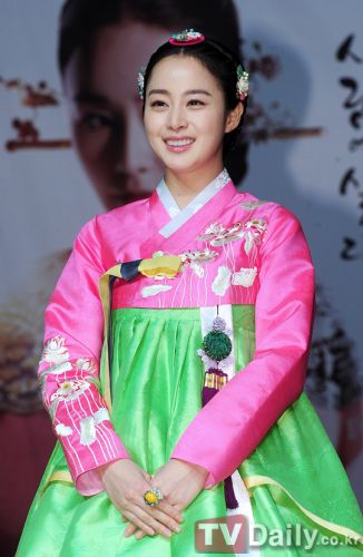 《張玉貞》舉行發(fā)布會(huì)金泰熙端莊優(yōu)雅