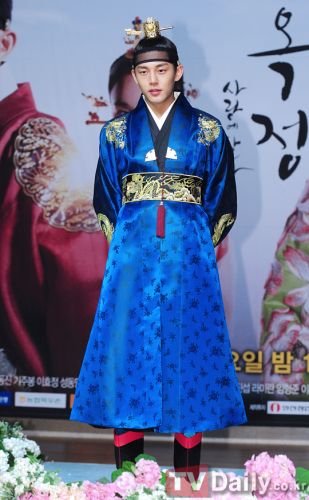 《張玉貞》舉行發(fā)布會(huì)金泰熙端莊優(yōu)雅