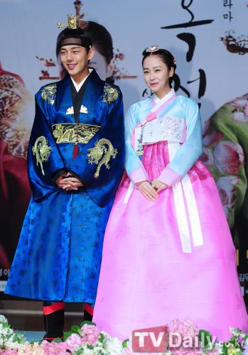 《張玉貞》舉行發(fā)布會(huì)金泰熙端莊優(yōu)雅