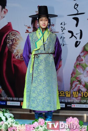 《張玉貞》舉行發(fā)布會(huì)金泰熙端莊優(yōu)雅