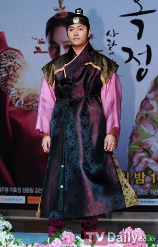 《張玉貞》舉行發(fā)布會(huì)金泰熙端莊優(yōu)雅