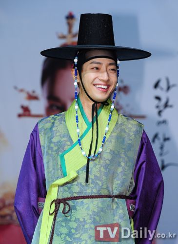 《張玉貞》舉行發(fā)布會(huì)金泰熙端莊優(yōu)雅