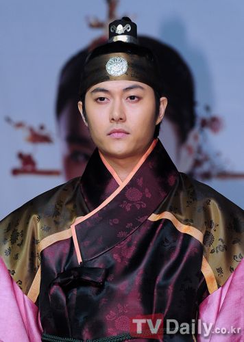 《張玉貞》舉行發(fā)布會(huì)金泰熙端莊優(yōu)雅