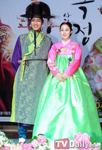 《張玉貞》舉行發(fā)布會(huì)金泰熙端莊優(yōu)雅