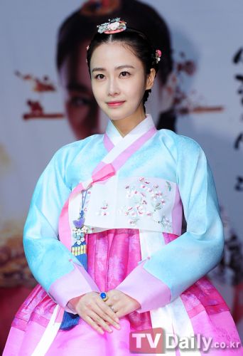 《張玉貞》舉行發(fā)布會(huì)金泰熙端莊優(yōu)雅