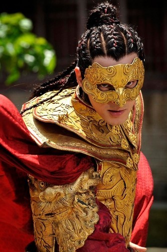 胡歌嚴寬電視劇中風度翩翩的紅衣男子