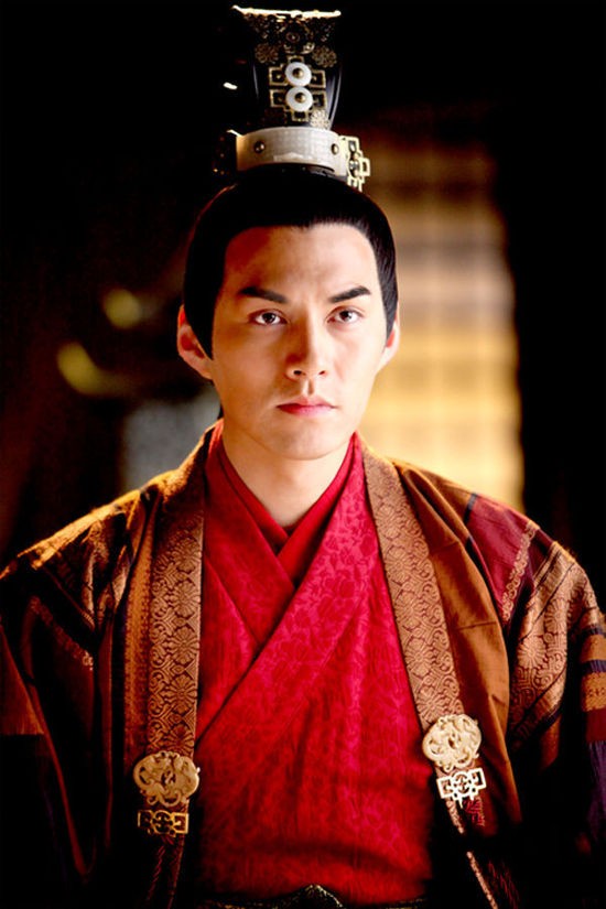 胡歌嚴寬電視劇中風度翩翩的紅衣男子