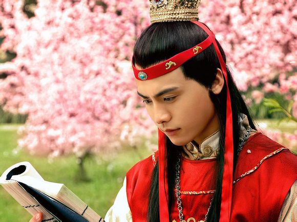 胡歌嚴寬電視劇中風度翩翩的紅衣男子