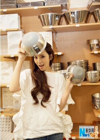 吳佩慈巴黎逛菜市場拿番茄興奮