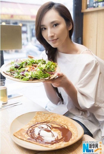 吳佩慈巴黎逛菜市場拿番茄興奮