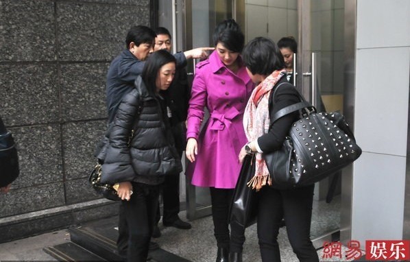 黃奕產后復出走樓梯獲眾人護駕