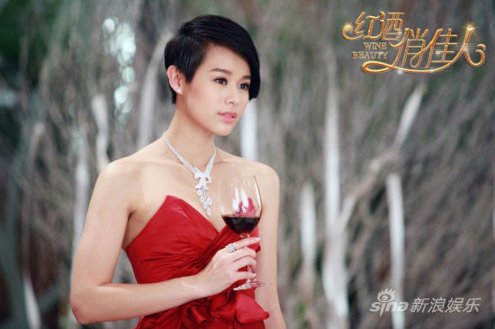胡杏兒《紅酒俏佳人》劇照曝光演強勢女