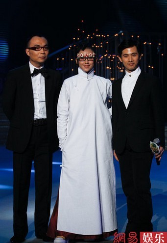 楊麗萍中式褂袍配花邊框鏡現身