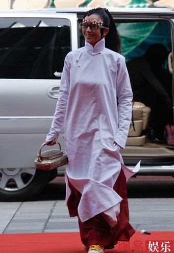楊麗萍中式褂袍配花邊框鏡現身