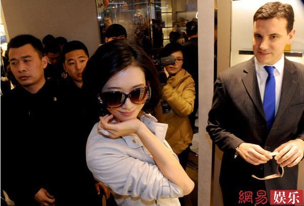 林志玲沈陽撈金引圍觀