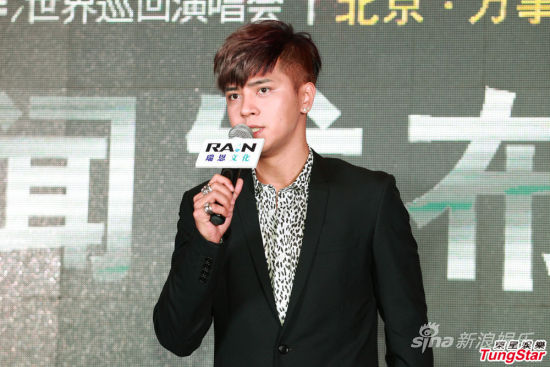 羅志祥亮相宣傳個唱豹紋襯衫很搶鏡