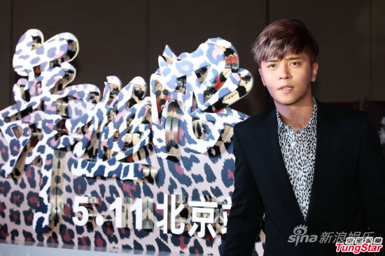 羅志祥亮相宣傳個唱豹紋襯衫很搶鏡