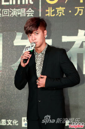 羅志祥亮相宣傳個唱豹紋襯衫很搶鏡