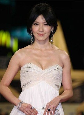 明星瘦臉學劉嘉玲用冰毛巾敷臉