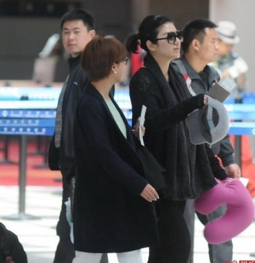 黃奕素顏現身機場宣傳新片顯疲倦