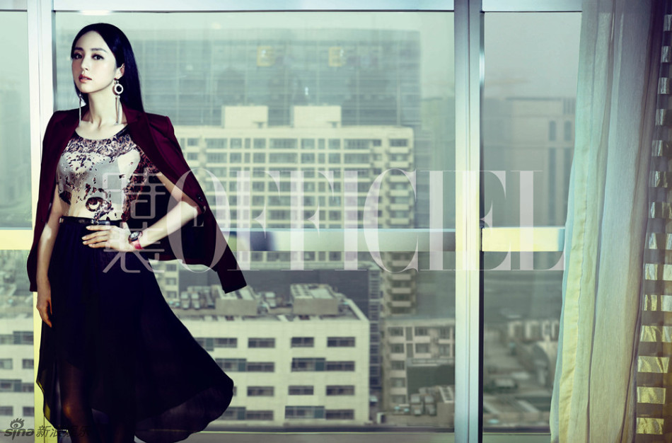 董璇拍《時(shí)裝》大片 變身時(shí)髦OL