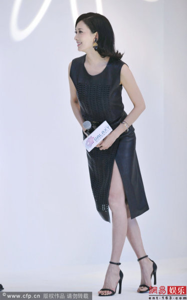 林志玲亮相活動秀美腿與男子擁抱