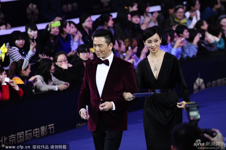 翁虹亮相閉幕式藍(lán)毯 低胸禮服高貴