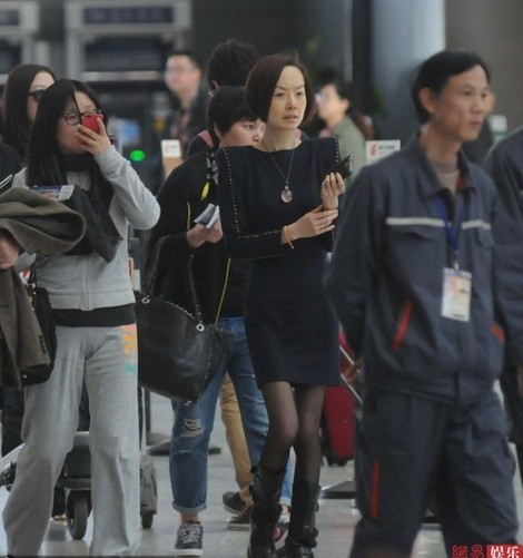 陳魯豫著黑絲現身機場