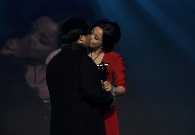 劉曉慶憑"風華絕代"封后激吻女導演