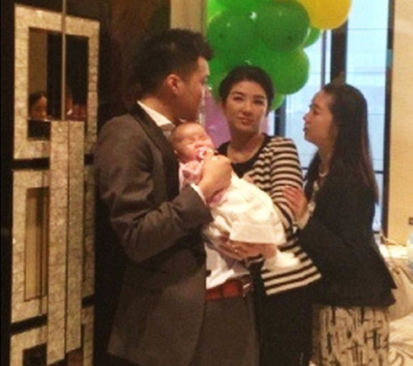 黃奕女兒“百日宴”內(nèi)場(chǎng)圖曝光