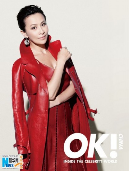 劉嘉玲穿紅裝喜慶露香肩嫵媚一笑