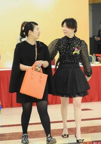 黃奕現身酒店露大象腿