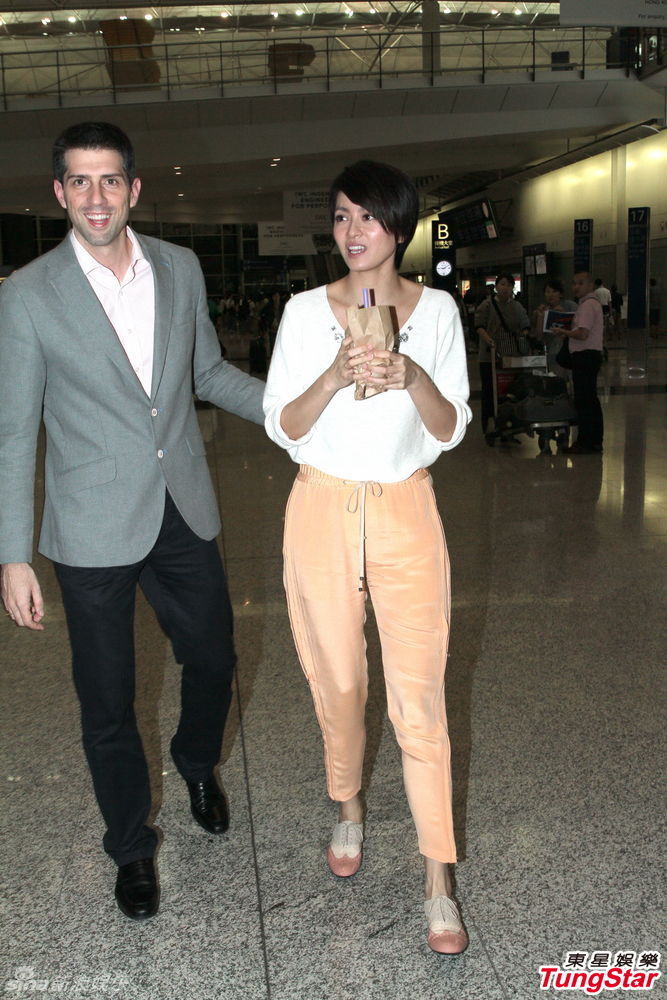 梁詠琪返港老公甜蜜接機
