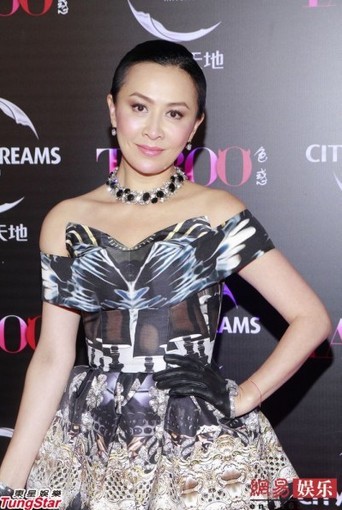 劉嘉玲抹胸裝亮相女王范兒十足