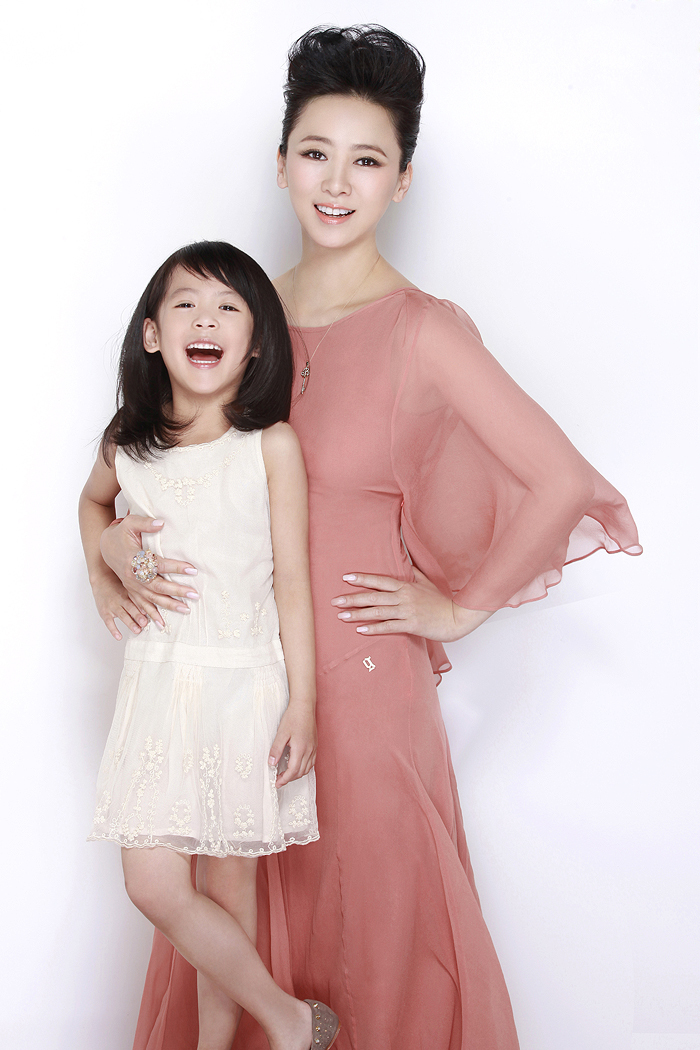 翁虹攜女登封面分享辣媽經