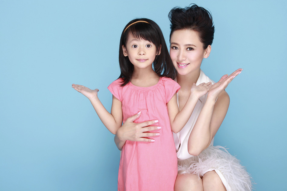 翁虹攜女登封面分享辣媽經