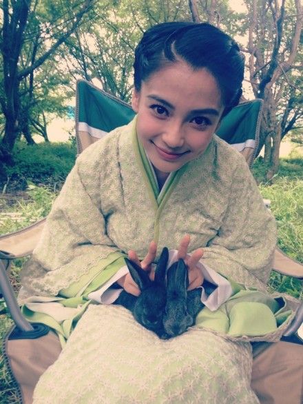 baby抱兔賣萌自拍稱“hold不住”