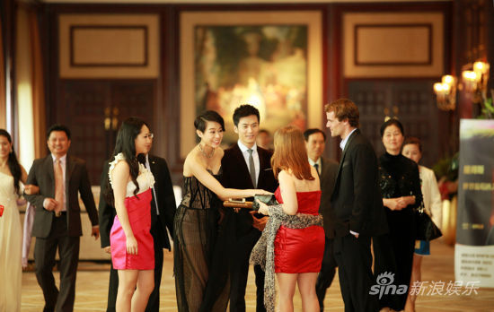《紅酒俏佳人》胡杏兒邱澤李晟赴酒會