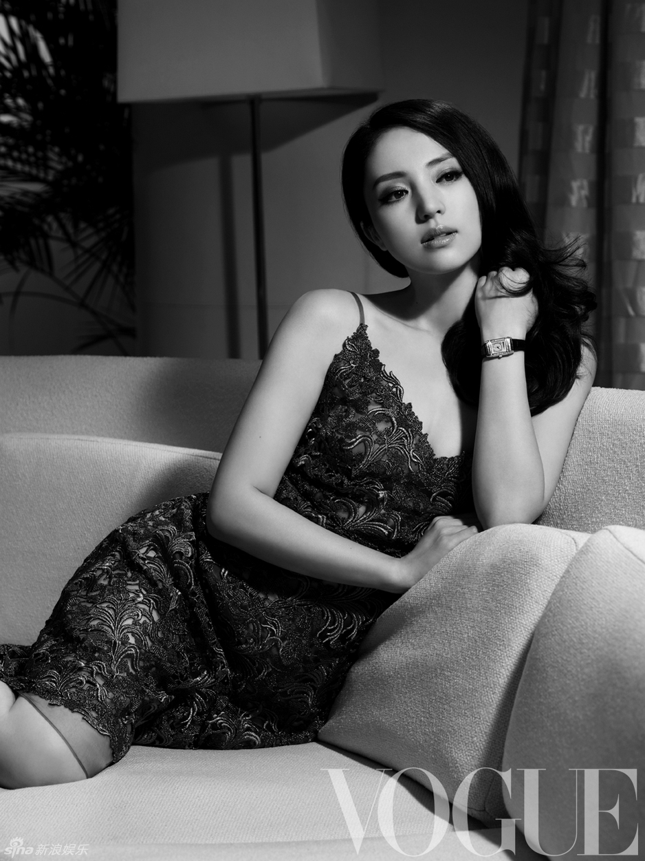 董璇VOGUE黑白大片彰顯極致女性魅力