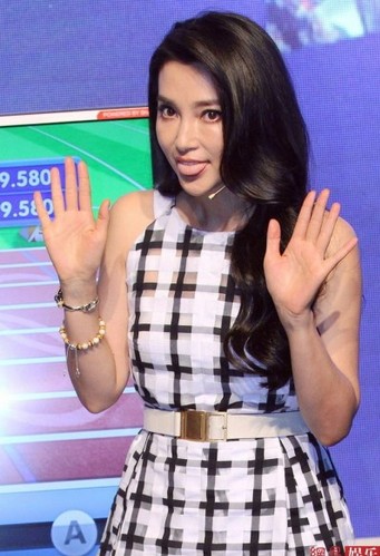 李冰冰出席活動送飛吻遭粉絲熊抱