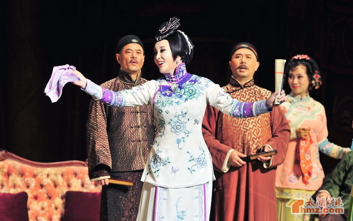 "風(fēng)華絕代"無(wú)錫首演劉曉慶風(fēng)采依舊