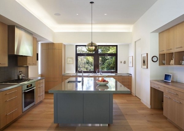 與紅杉樹互相映襯的斜坡豪宅