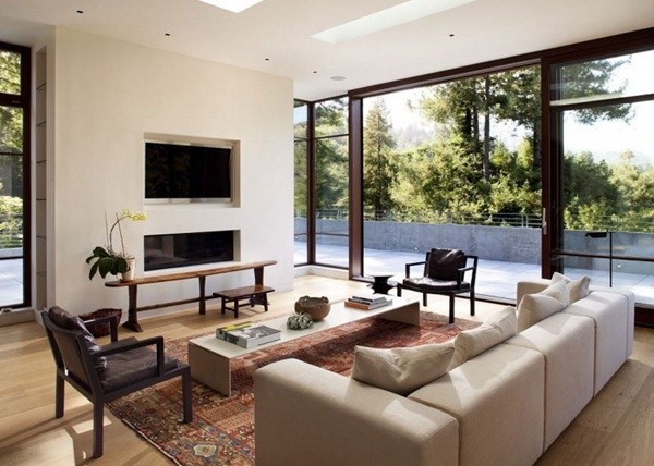 與紅杉樹互相映襯的斜坡豪宅