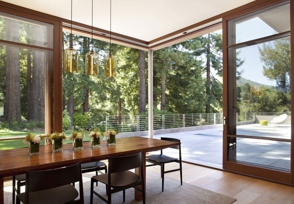 與紅杉樹互相映襯的斜坡豪宅