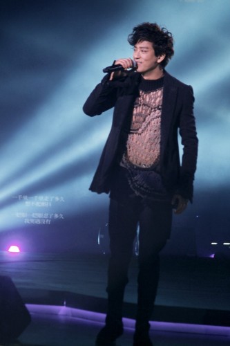 陳曉東透視裝露點助陣好友HIGH全場