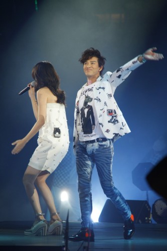 陳曉東透視裝露點助陣好友HIGH全場