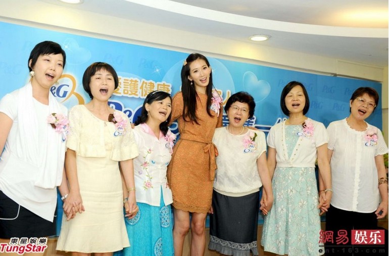林志玲首次擔任證婚人伴乳癌新娘走紅毯