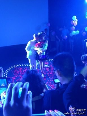 包貝爾下跪求婚女主持人甜蜜擁吻