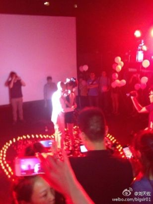 包貝爾下跪求婚女主持人甜蜜擁吻