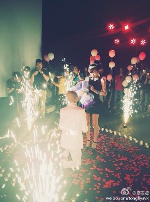 包貝爾下跪求婚女主持人甜蜜擁吻